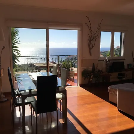 Oceanview Penthouse 아파트